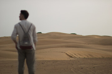 Fototapeta na wymiar Man from the back looking to the desert