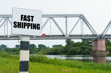 Obraz premium On the background of the railway bridge there is a sign with the inscription - Fast shipping