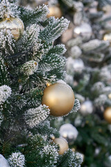 Weihnachtsbaum mit Christbaumschmuck und Schnee in einem Garten