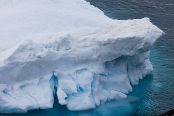 Grandes icebergs flotando sobre el mar, texturas y colores.