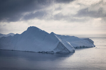 Grandes icebergs flotando sobre el mar, texturas y colores.