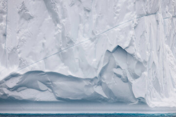 Grandes icebergs flotando sobre el mar, texturas y colores.