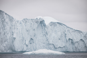 Grandes icebergs flotando sobre el mar, texturas y colores.