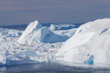 Grandes icebergs flotando sobre el mar, texturas y colores.