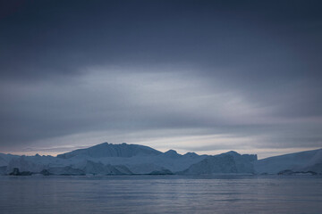 Grandes icebergs flotando sobre el mar, texturas y colores.