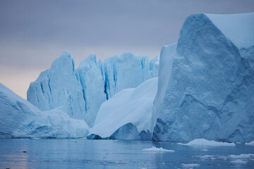 Fototapeta na wymiar Grandes icebergs flotando sobre el mar, texturas y colores.