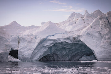 texturas y formas de grandes icebergs en ciruculo polar artico