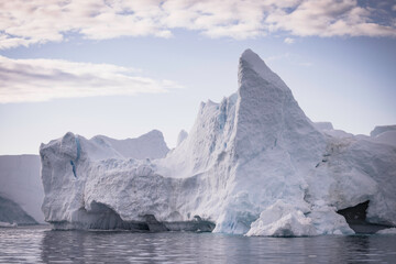 Fototapeta na wymiar texturas y formas de grandes icebergs en ciruculo polar artico