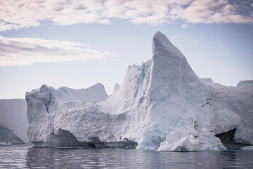 texturas y formas de grandes icebergs en ciruculo polar artico