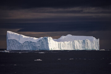 texturas y formas de grandes icebergs en ciruculo polar artico