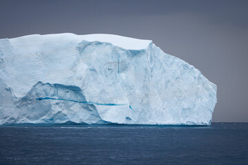 texturas y formas de grandes icebergs en ciruculo polar artico