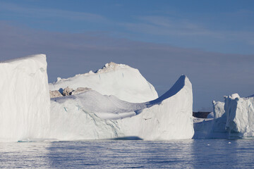 texturas y formas de grandes icebergs en ciruculo polar artico