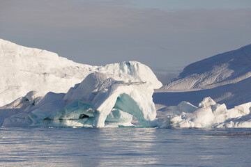 texturas y formas de grandes icebergs en ciruculo polar artico