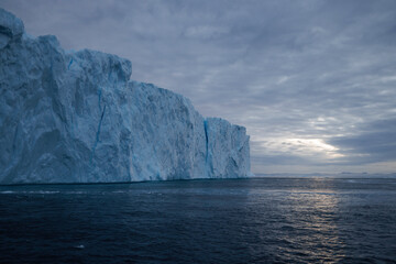 Fototapeta na wymiar texturas y formas de grandes icebergs en ciruculo polar artico