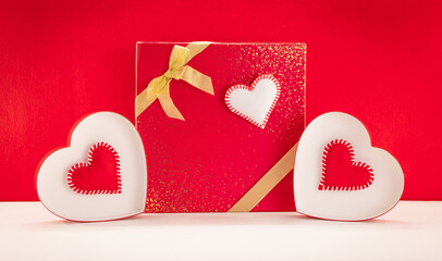 Fond d'écran pour la Saint-Valentin avec des cœurs rouges et un paquet cadeau. Composition...
