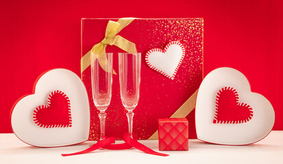 Fond d'écran pour la Saint-Valentin avec des cœurs rouges et des coupes de champagne. Composition...