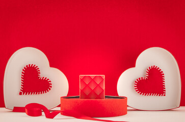 Fond d'écran pour la Saint-Valentin avec des cœurs rouges et un paquet cadeau. Composition...