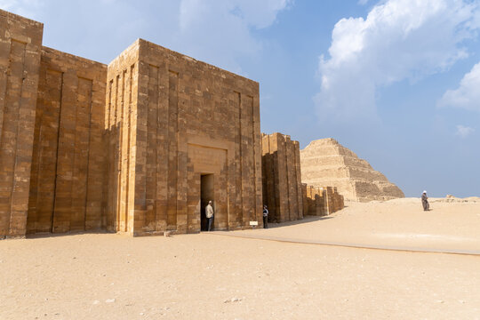 Image of the Saqqara necropolis where the temple and the pyramid appear, on a sunny day.