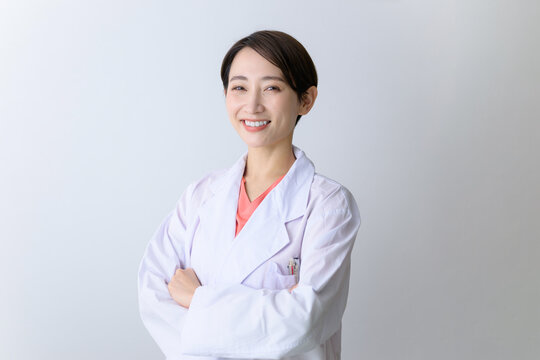 笑顔で微笑む白衣の使いやすいドクター（女医）のイメージ　カメラ目線