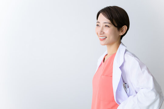 Image of an easy-to-use doctor (female doctor) in a white coat smiling and laughing