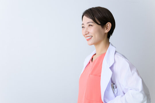 笑顔で微笑む白衣の使いやすいドクター（女医）のイメージ