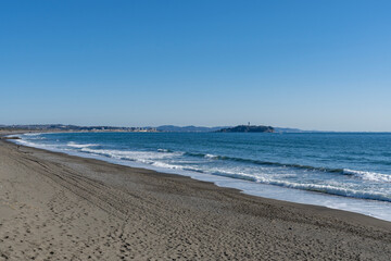 Fototapeta na wymiar 神奈川県　茅ヶ崎の海岸から望む江ノ島