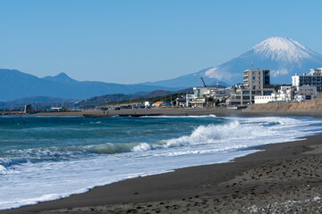 湘南海岸から望む冠雪した富士山