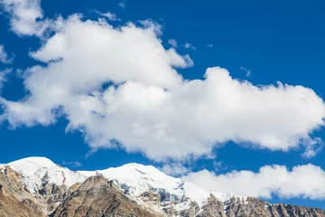 Papier Peint photo Nanga Parbat Chaîne de montagnes à côté du sommet de la montagne Nanga Parbat avec des nuages au-dessus d& 39 eux depuis Fairy Meadow. Gilgit, Pakistan
