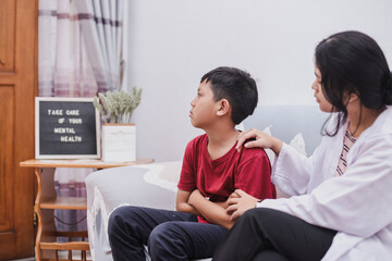 Therapist persuading unhappy resentful kid who has behaviour issues. - obrazy, fototapety, plakaty