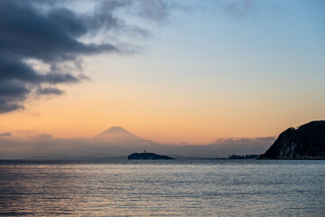 Obraz premium 神奈川県逗子海岸からの夕日の江ノ島と富士山