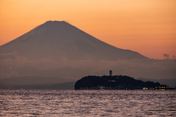 Fototapeta na wymiar 神奈川県逗子海岸からの夕日の江ノ島と富士山