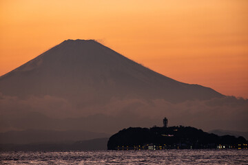神奈川県逗子海岸からの夕日の江ノ島と富士山