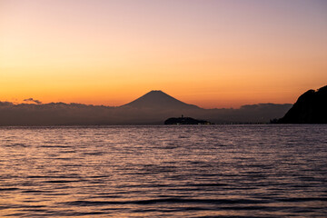 Plakat 神奈川県逗子海岸からの夕日の江ノ島と富士山