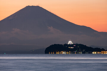神奈川県逗子海岸からの夕日の江ノ島と富士山