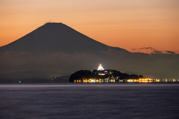Fototapeta na wymiar 神奈川県逗子海岸からの夕日の江ノ島と富士山