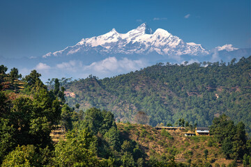 Prachtige berg Mt. Manaslu 8.163 meter en dorpshuis op de heuvel van Nepal, foto genomen vanuit Dhading