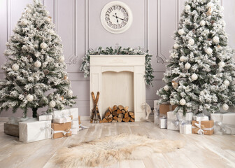 Weihnachtskulisse Hintergrund mit Tannenbäumen, Kamin und Geschenken Dekoration weiß silber Xmas...