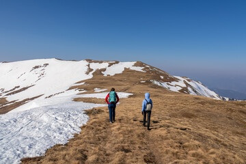 Obraz premium Two people on scenic ski tour hiking trail from Hohe Ranach to Zirbitzkogel and Kreiskogel, Seetal Alps, Styria (Steiermark), Austria, Europe. Snow covered idyllic mountain ridges on sunny winter day