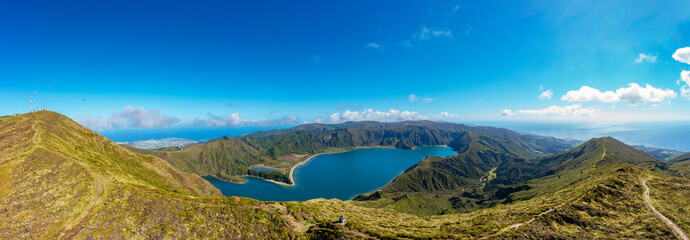 Blick zum Gipfel des Pico da Barrosa und zum Kratersee Lagoa do Fogo,Insel Sao Miguel, Azoren, Portugal, © sida