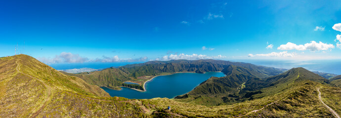 Blick zum Gipfel des Pico da Barrosa und zum Kratersee Lagoa do Fogo,Insel Sao Miguel, Azoren,...