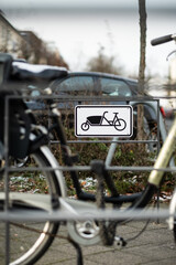 Öffentlicher Abstellplatz für Lastenräder auf einem Bürgersteig in Düsseldorf