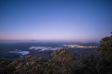 dorf mit licht an einem wintermorgen