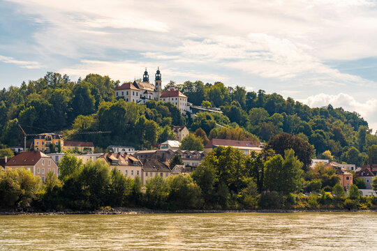 Germany, Bavaria, Passau, Inn River in summer with Wallfahrtskirche Mariahilf church in background