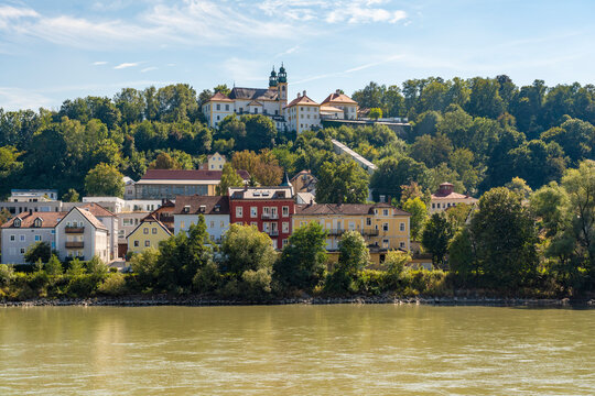Germany, Bavaria, Passau, Inn River in summer with Wallfahrtskirche Mariahilf church in background