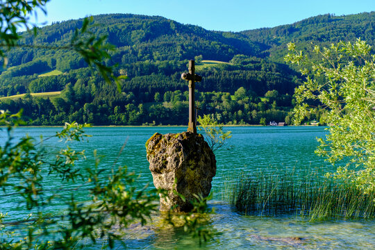 Austria, Salzburg, Kreuzstein cross in Mondsee Lake