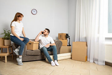 Obraz premium Concept of move with a happy young couple