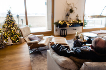 Familie zuhause an Weihnachten