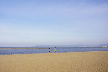 浜辺を歩く2人の少女