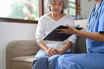 Obraz premium An Asian old woman visiting doctor in the hospital office, discussing medical checkup's result