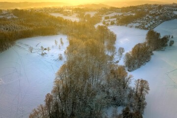 Zimowy, śnieżny i mroźny krajobraz o zachodzie słońca z drona mavic 3 classic